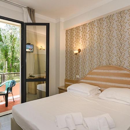 Hotel Nedy Marina di Massa Bagian luar foto