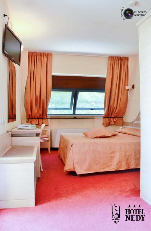 Hotel Nedy Marina di Massa Bagian luar foto
