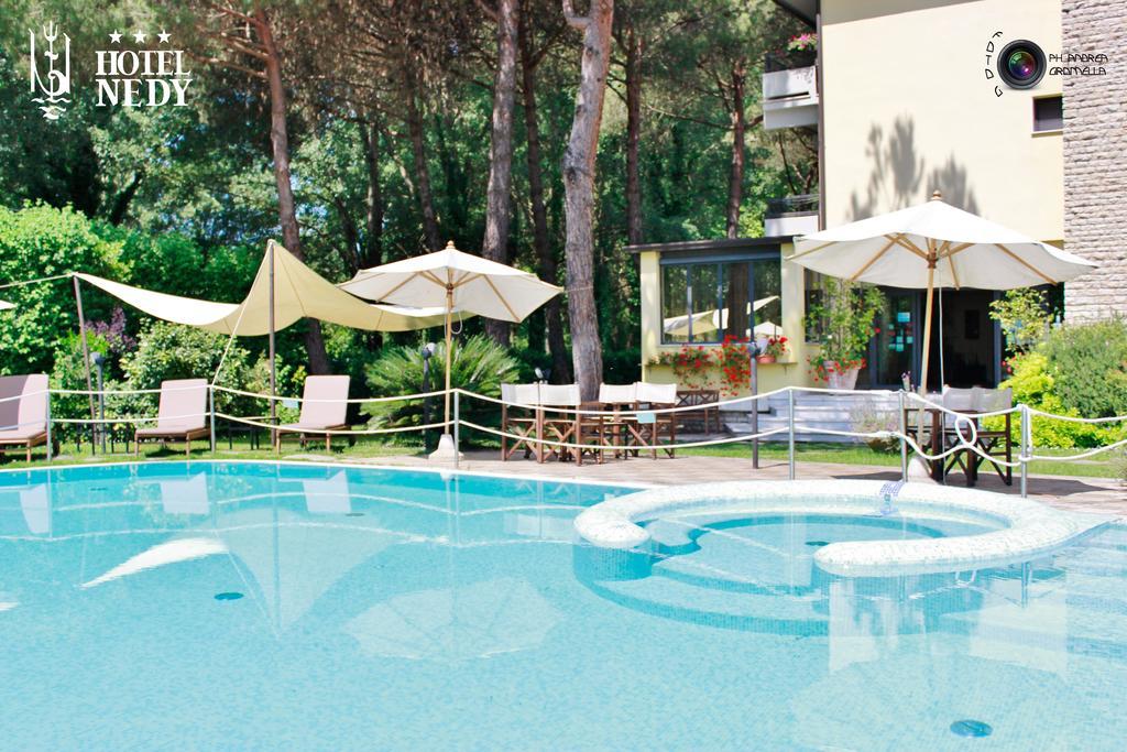 Hotel Nedy Marina di Massa Bagian luar foto