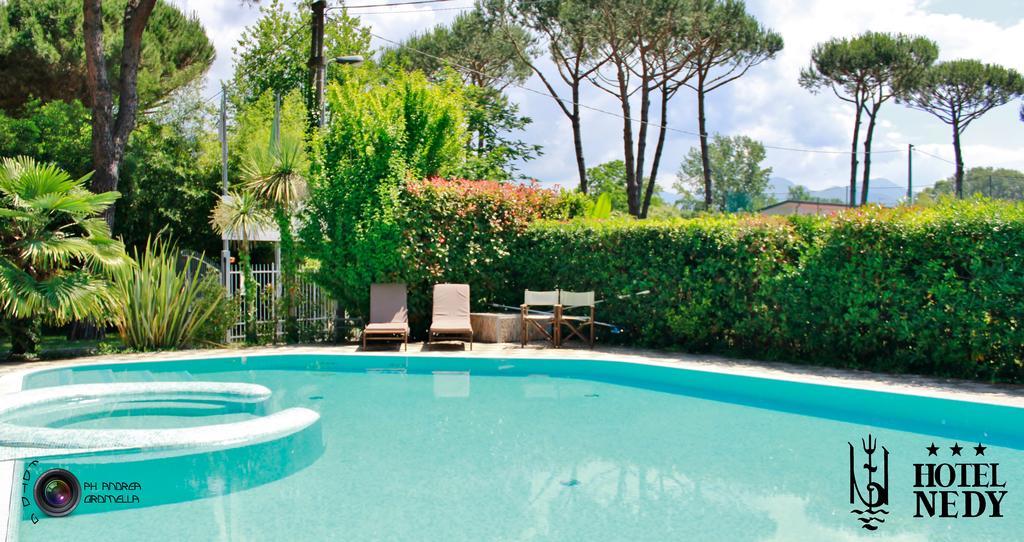 Hotel Nedy Marina di Massa Bagian luar foto