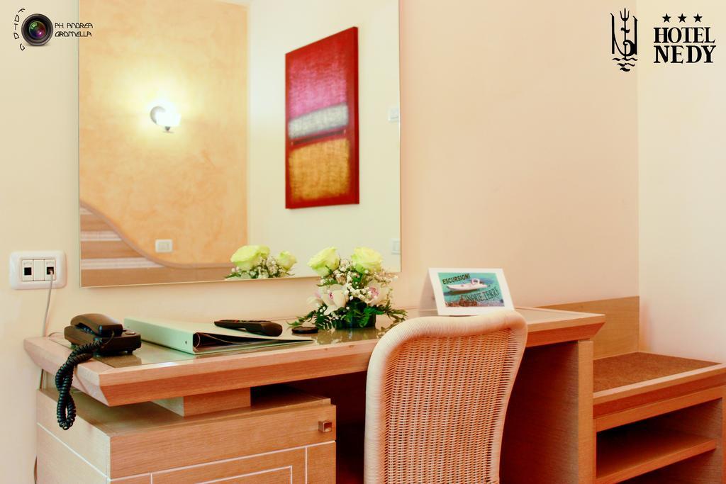 Hotel Nedy Marina di Massa Bagian luar foto
