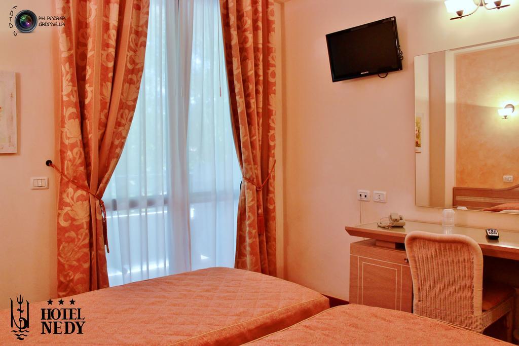 Hotel Nedy Marina di Massa Bagian luar foto