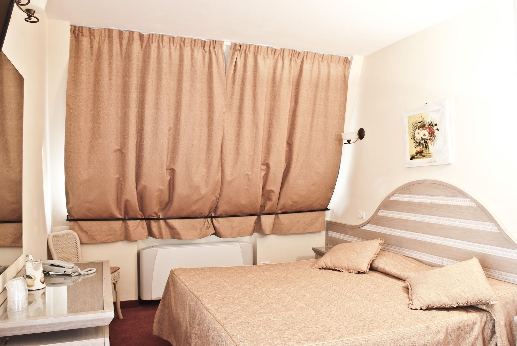 Hotel Nedy Marina di Massa Bagian luar foto