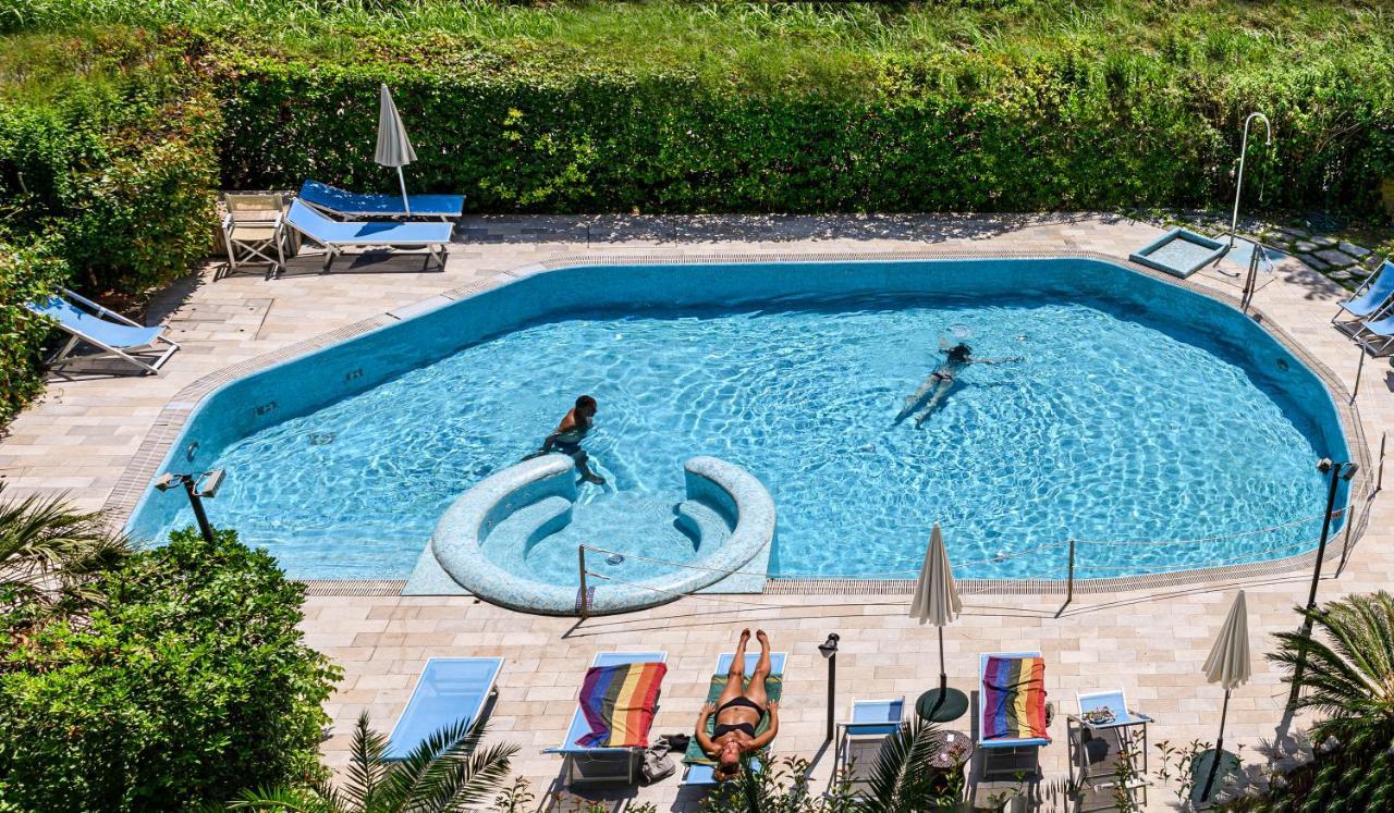 Hotel Nedy Marina di Massa Bagian luar foto