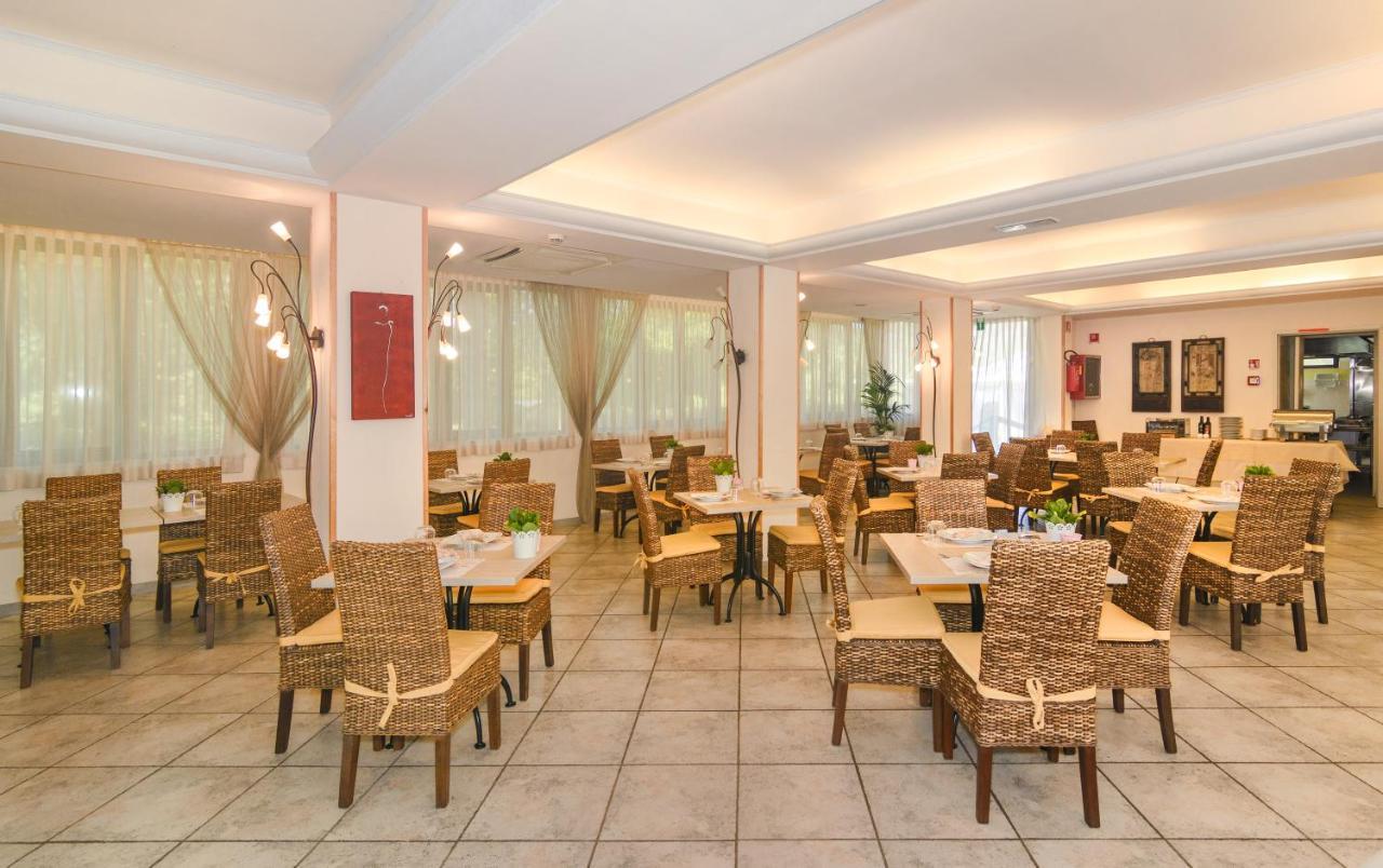Hotel Nedy Marina di Massa Bagian luar foto