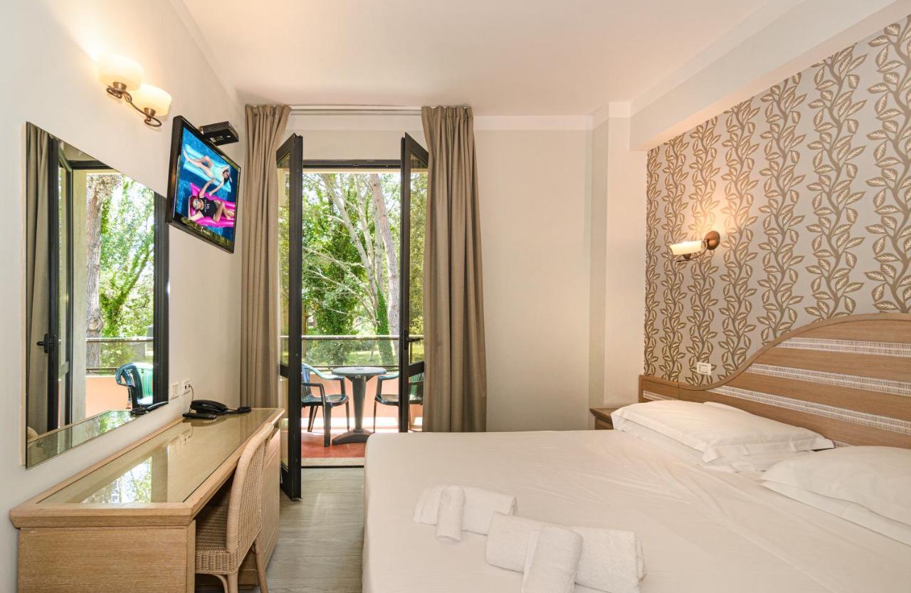 Hotel Nedy Marina di Massa Bagian luar foto