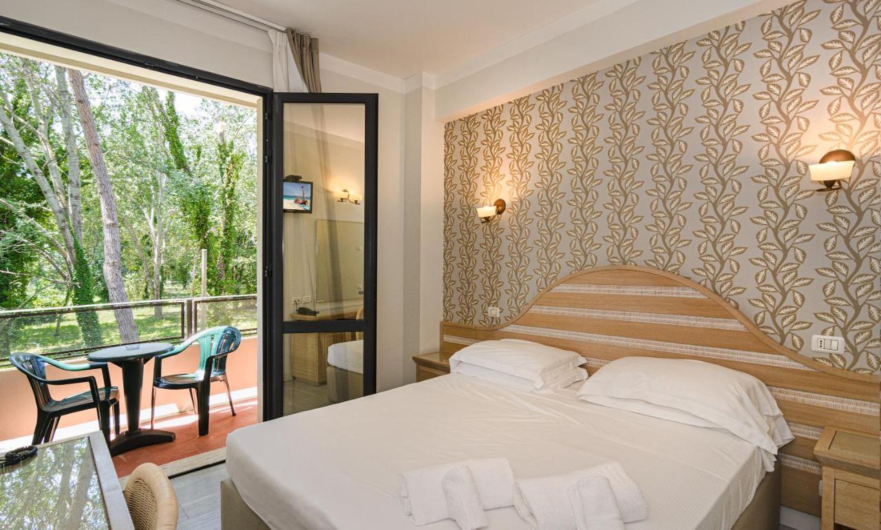 Hotel Nedy Marina di Massa Bagian luar foto