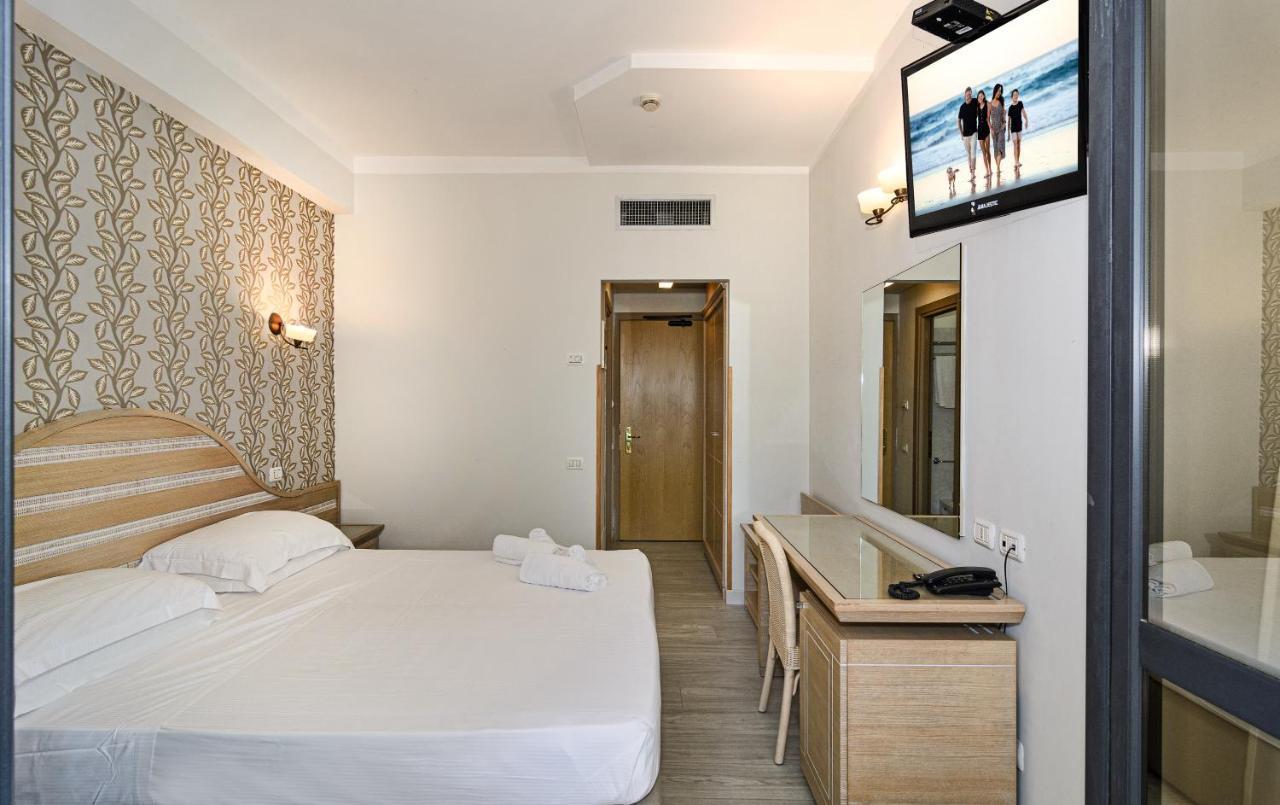 Hotel Nedy Marina di Massa Bagian luar foto