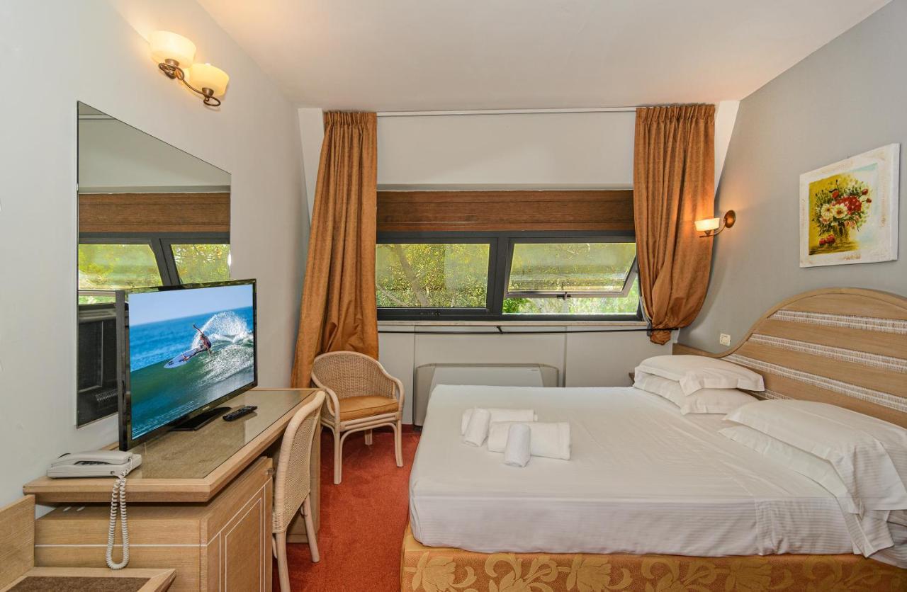 Hotel Nedy Marina di Massa Bagian luar foto