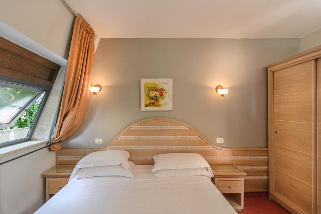 Hotel Nedy Marina di Massa Bagian luar foto
