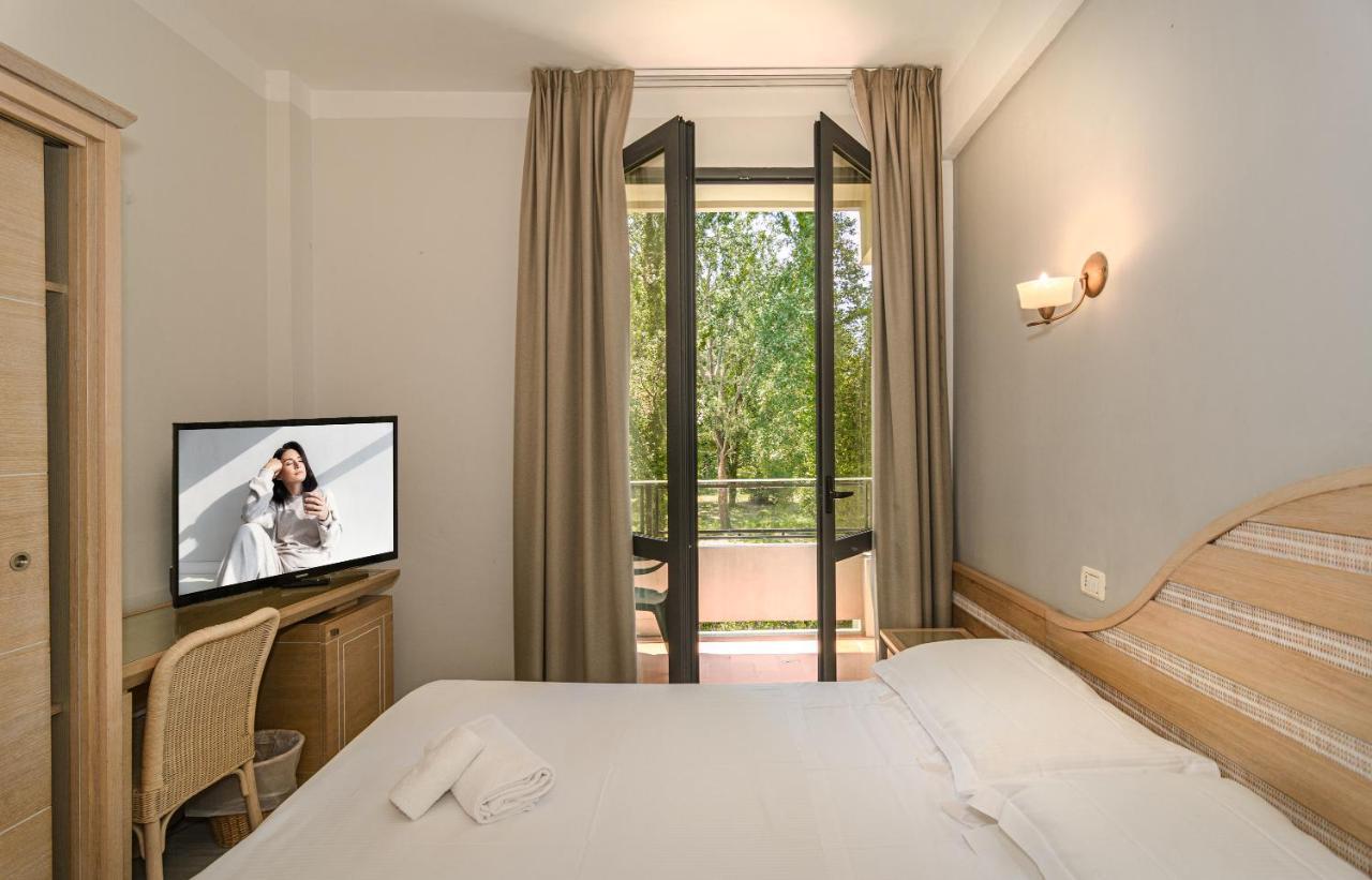 Hotel Nedy Marina di Massa Bagian luar foto