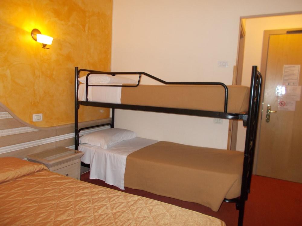 Hotel Nedy Marina di Massa Bagian luar foto