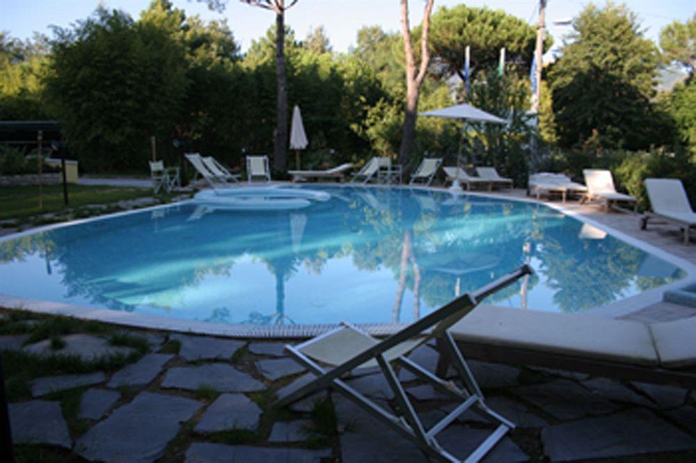 Hotel Nedy Marina di Massa Bagian luar foto