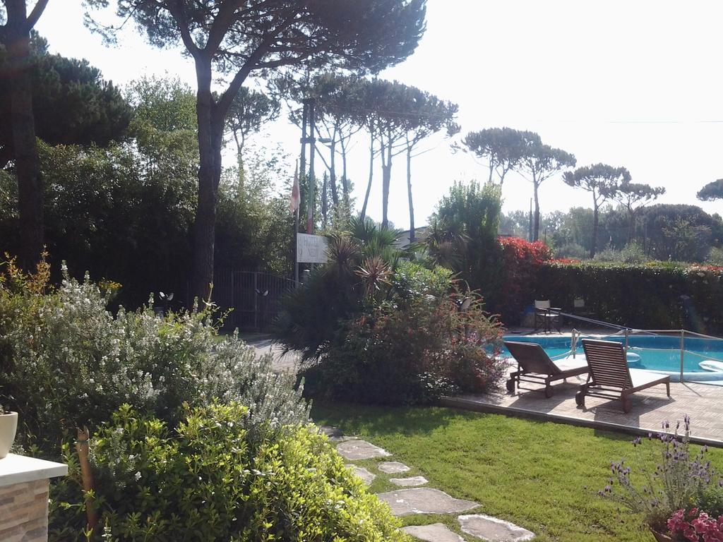 Hotel Nedy Marina di Massa Bagian luar foto