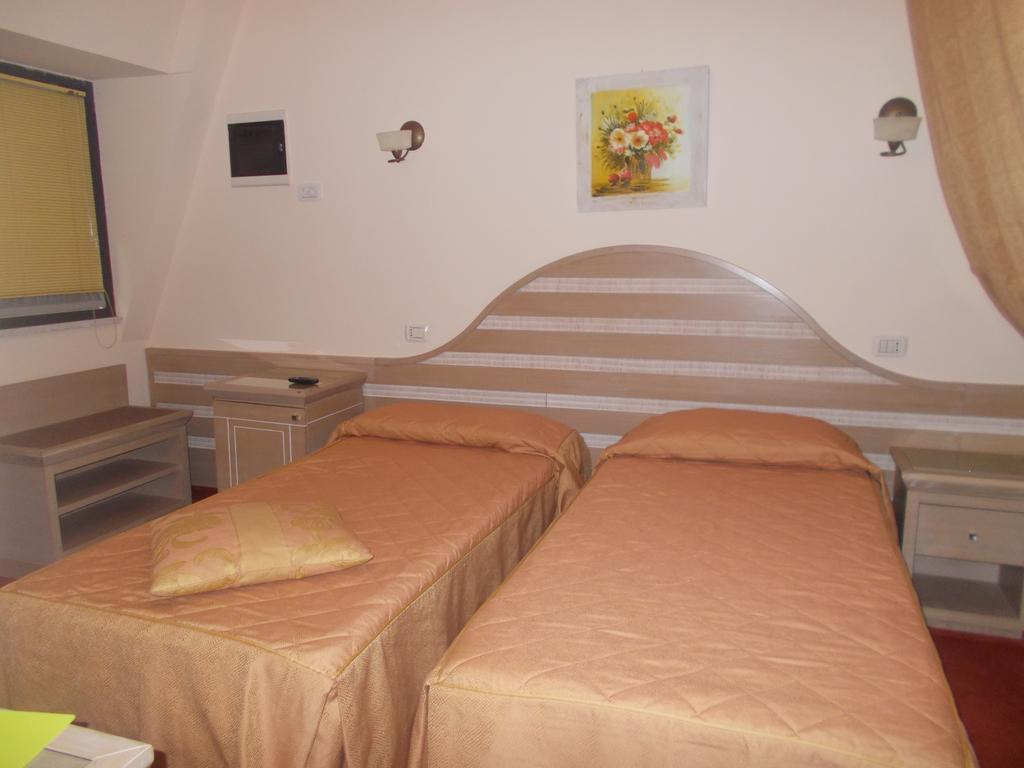 Hotel Nedy Marina di Massa Bagian luar foto