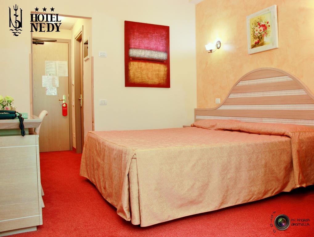 Hotel Nedy Marina di Massa Bagian luar foto