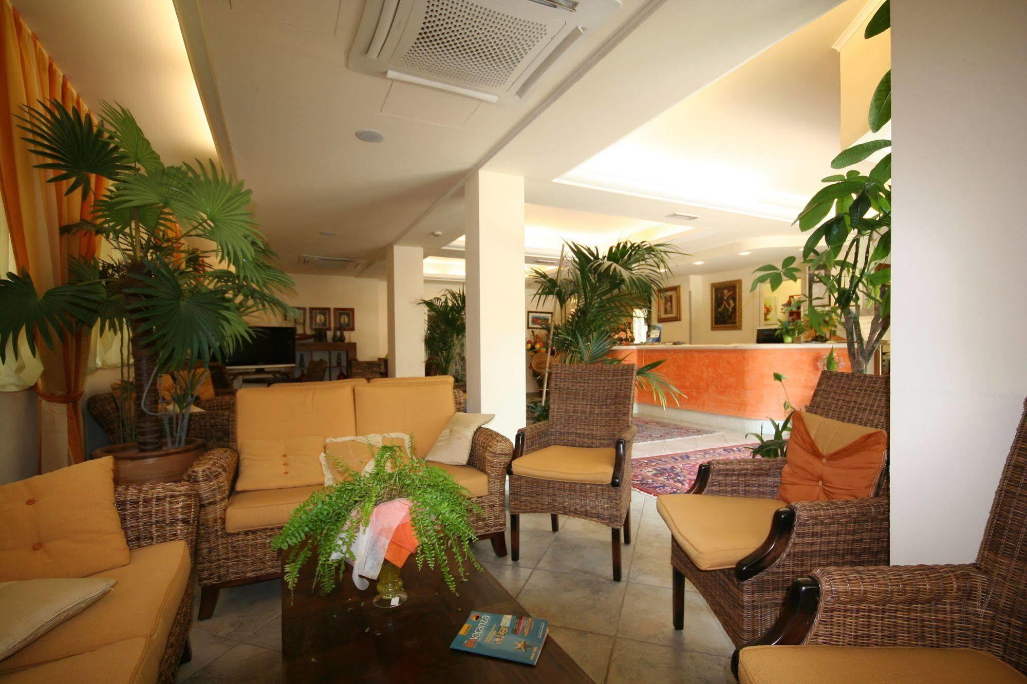 Hotel Nedy Marina di Massa Bagian luar foto