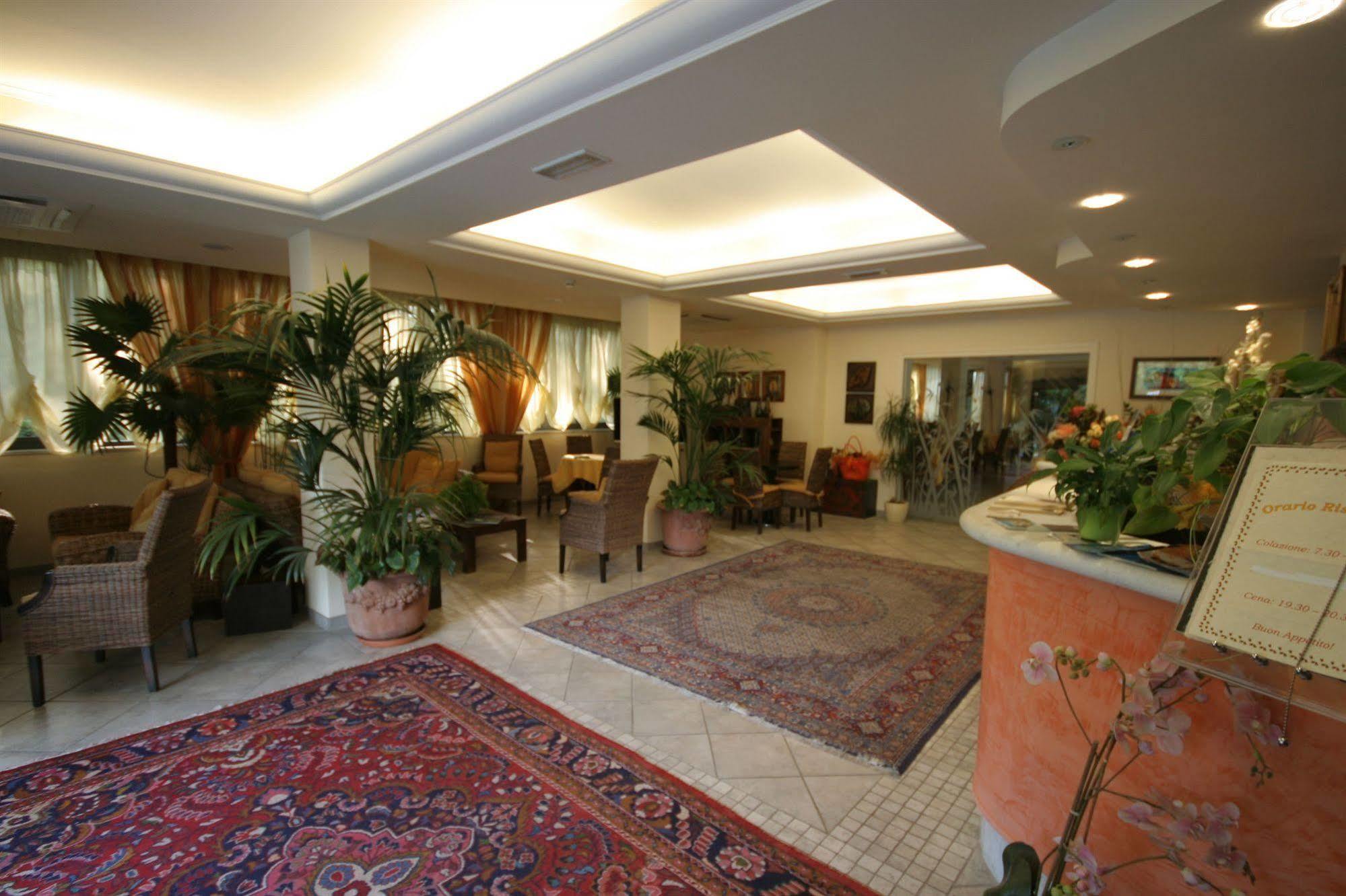 Hotel Nedy Marina di Massa Bagian luar foto