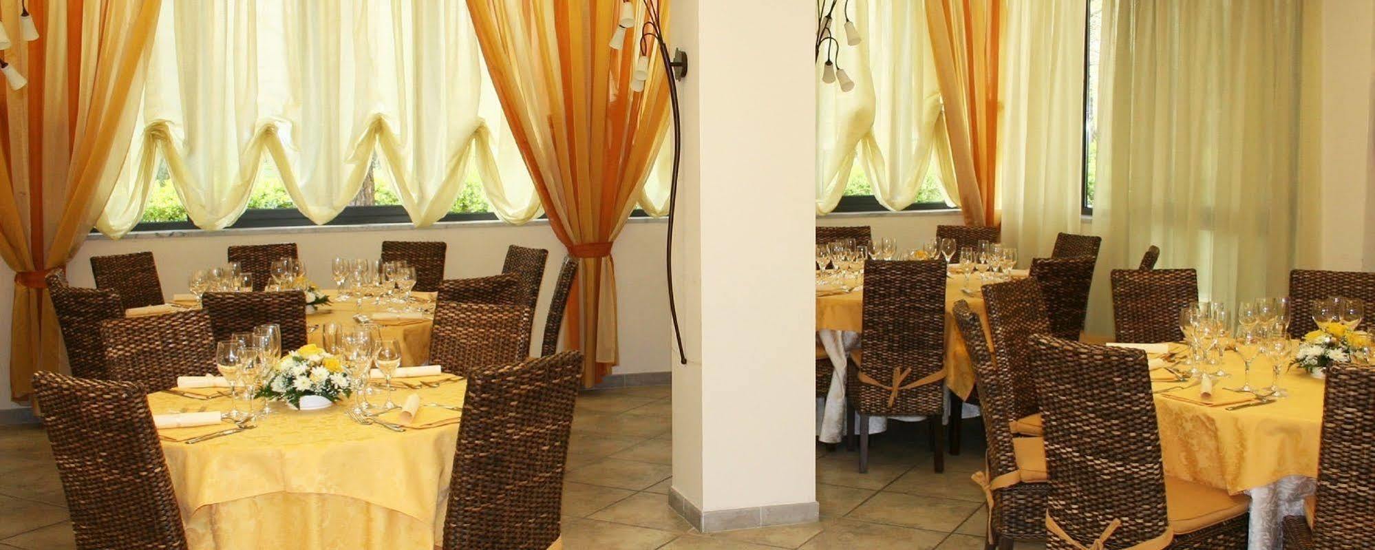 Hotel Nedy Marina di Massa Bagian luar foto