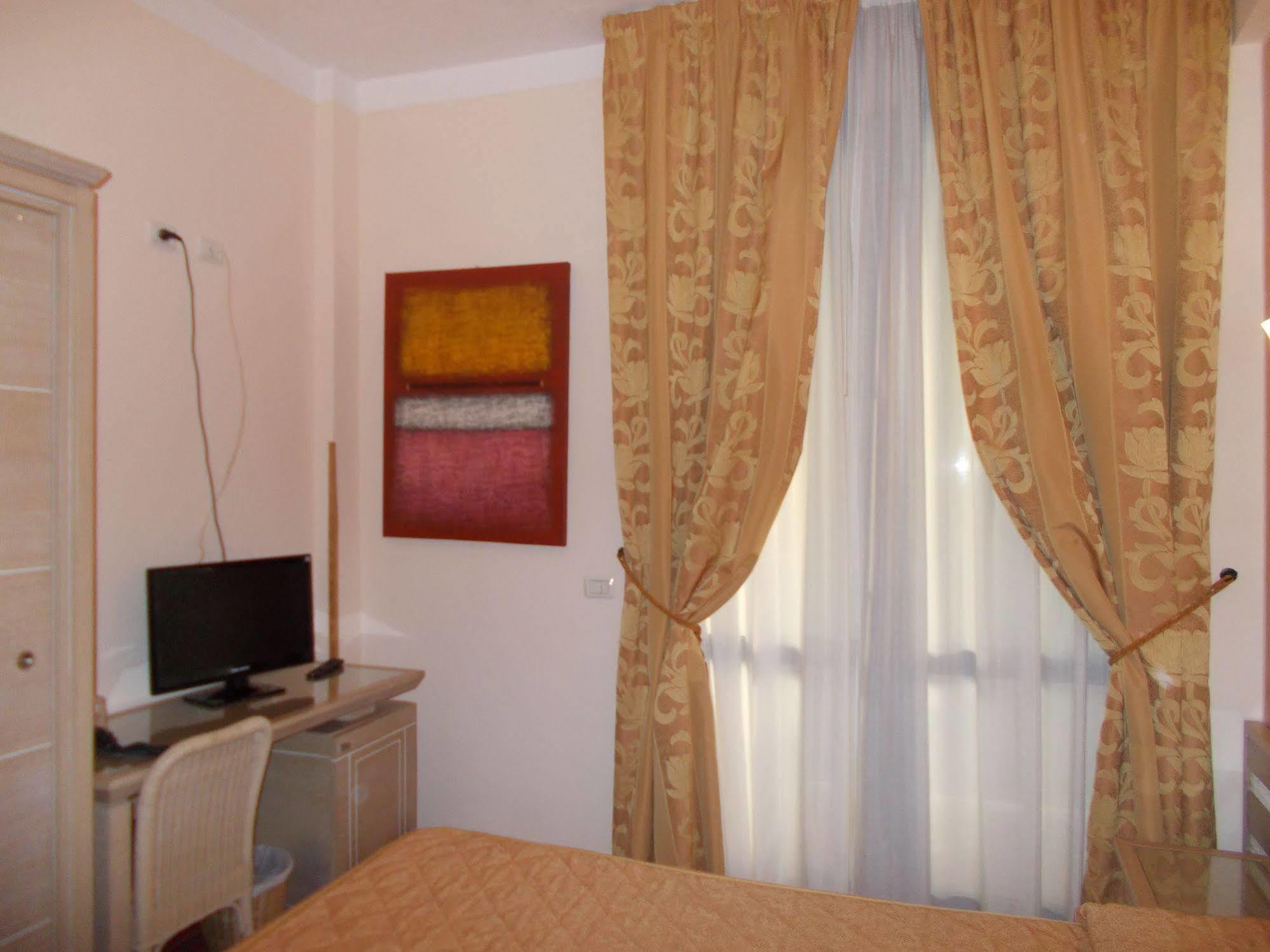 Hotel Nedy Marina di Massa Bagian luar foto