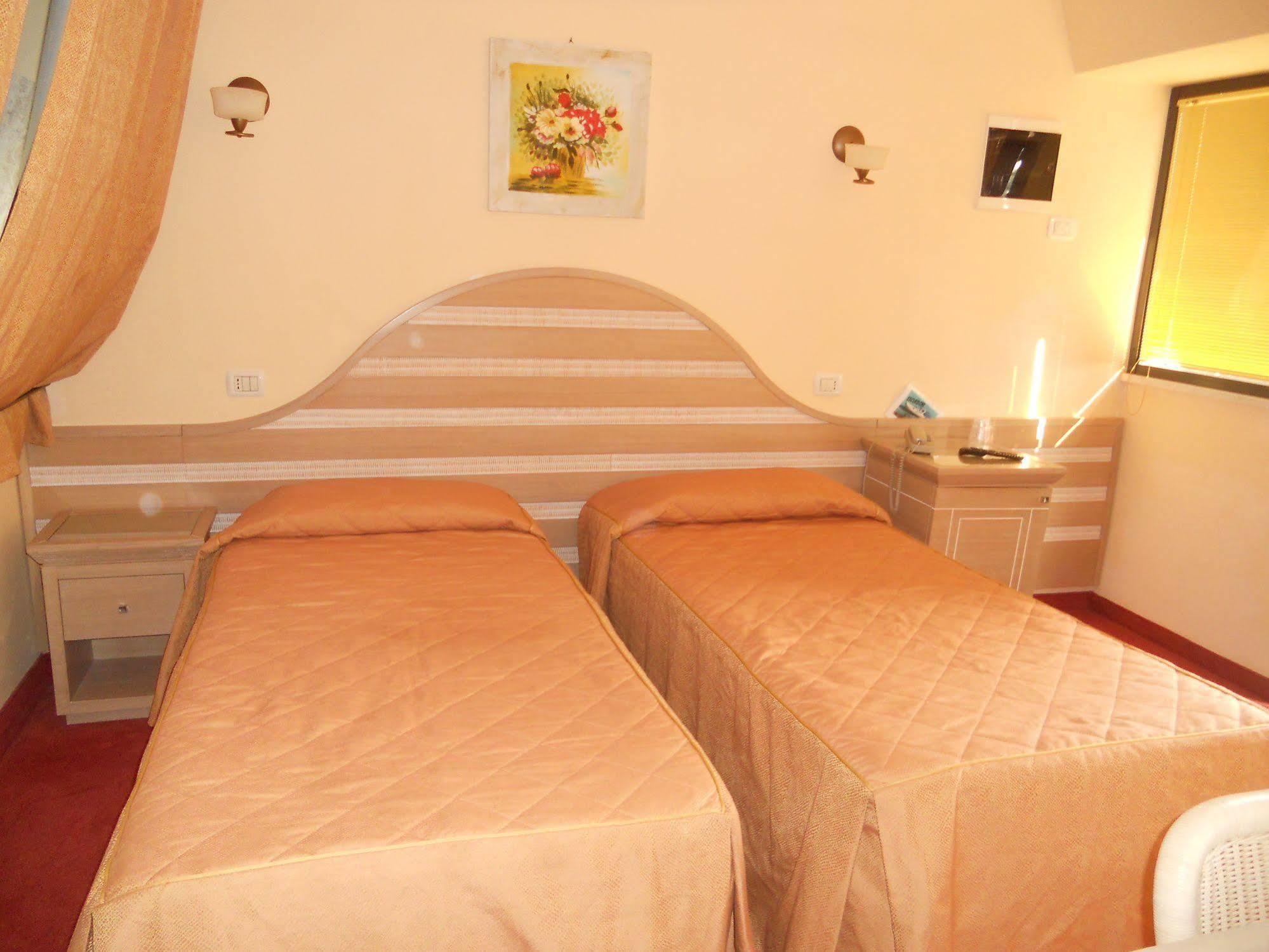 Hotel Nedy Marina di Massa Bagian luar foto