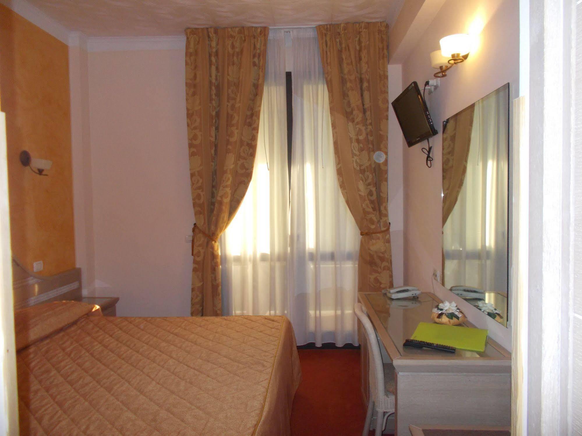 Hotel Nedy Marina di Massa Bagian luar foto