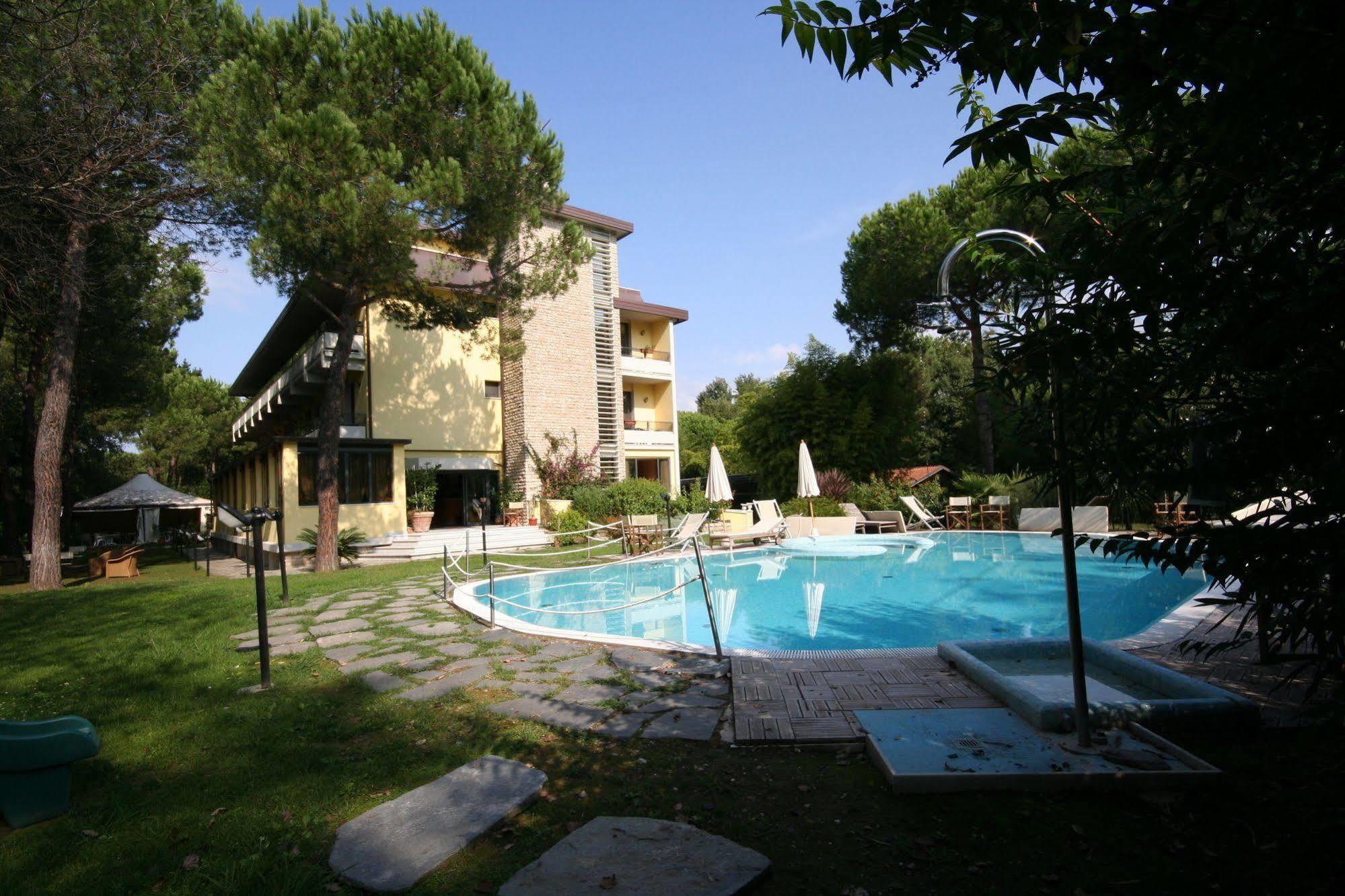 Hotel Nedy Marina di Massa Bagian luar foto